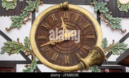 Germania, Sassonia-Anhalt, Gernrode, orologio con corno da caccia, il più grande orologio a cucù del mondo. Foto Stock