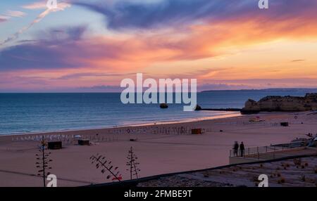 Sunset Praia da Rocha, Distretto di Portimao, Portogallo, Europa Foto Stock