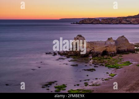 Sunset Praia da Rocha, Distretto di Portimao, Portogallo, Europa Foto Stock