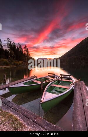 Due barche a remi alla luce del mattino sull'Hintersee In Berchtesgadener Land Foto Stock