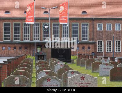 Brandeburgo, Germania. 07 maggio 2021. 07 maggio 2021, Brandeburgo, Wittstock/Dosse: Il cimitero militare sovietico nel piazzale della stazione. Negli ultimi giorni della seconda guerra mondiale, 143 soldati e ufficiali dell'Esercito Rosso furono sepolti qui. Oggi si svolgono diversi eventi per commemorare il 76° anniversario della liberazione dal nazionalsocialismo e la fine della seconda guerra mondiale. Credit: dpa Picture Alliance/Alamy Live News Foto Stock