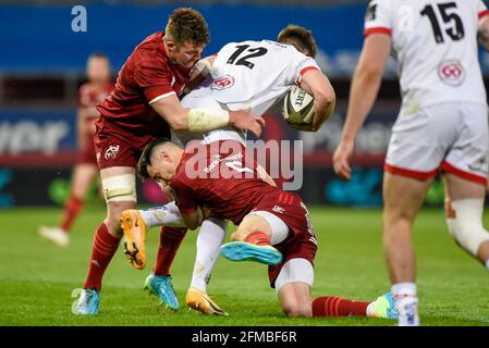 Limerick, Irlanda. 07 maggio 2021. Stuart McCloskey of Ulster affrontato da Peter o'Mahony di Munster e Conor Murray di Munster durante la Guinness PRO14 Rainbow Cup Round 2 tra Munster Rugby e Ulster Rugby al Thomond Park di Limerick, Irlanda il 7 maggio 2021 (Foto di Andrew SURMA/SIPA USA) Credit: Sipa USA/Alamy Live News Foto Stock