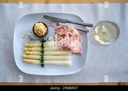 Terlan, Alto Adige, Provincia di Bolzano, Italia. Asparagi Terlano con prosciutto di erbe e salsa di Bolzano Foto Stock