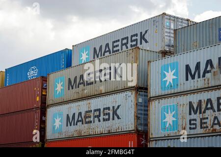 Colonia, Nord Reno-Westfalia, Germania - Maersk Container, Maersk Line è la più grande azienda di trasporto di container, magazzino di container presso il terminal dei container, il porto di Colonia Niehl. Foto Stock