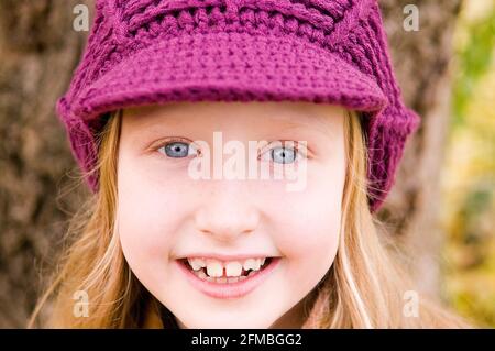 La ragazza sorride alla macchina fotografica, primo piano, serie di ritratti bambino in autunno Foto Stock