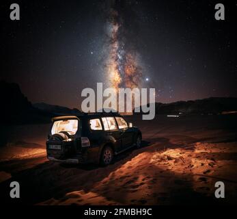 Esplorare il deserto di Wadi Rum in Giordania durante la notte. Foto Stock