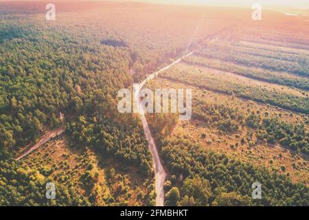 Paesaggio rurale, vista aerea. Vista sulla foresta e sull'autostrada. Deforestazione Foto Stock