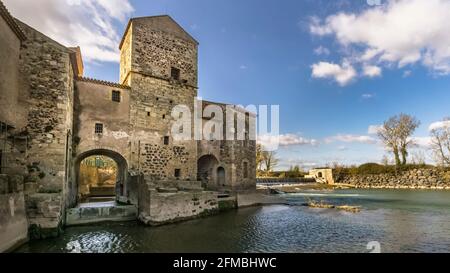 Antico mulino benedettino sul fiume Hérault vicino a Saint Thibéry. E 'stato costruito nel 13 ° secolo. Nel 1998 è stata trasformata in una piccola centrale idroelettrica. Foto Stock