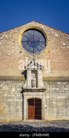 Facciata della chiesa di San Giovanni Battista a Florensac. La chiesa fu costruita nel XII secolo e fu cambiata molto nel XIV Foto Stock