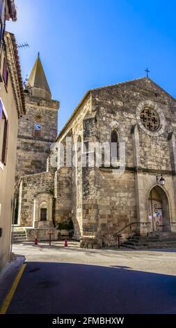 Chiesa Parrocchiale di San Martino in Canet d'Aude. Eretto nel 14 ° secolo in stile gotico rurale. Il campanile fu costruito nel XIX secolo in stile romanico. Foto Stock