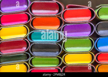 Coloratissimi e vibranti custodie in occhiali realizzate a mano nelle officine fiorentine, in vendita nel mercato fiorentino di Porcellino, Firenze, Toscana, Italia Foto Stock