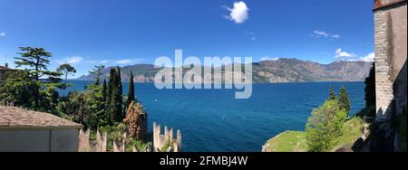 Vista del Lago di Garda, da Malcesine verso sud-ovest, panorama, cipressi, pini, cielo blu, Lago Blu, natura, castello, Lago di Garda, Veneto, Italia Foto Stock