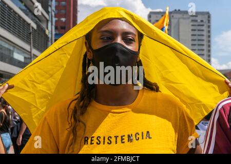 Bogotà, Colombia. 7 maggio 2021. Una persona con la bandiera colombiana a Bogotà sostiene lo sciopero nazionale contro il governo del presidente Ivan Duque Credit: Daniel Garzon Herazo/ZUMA Wire/Alamy Live News Foto Stock