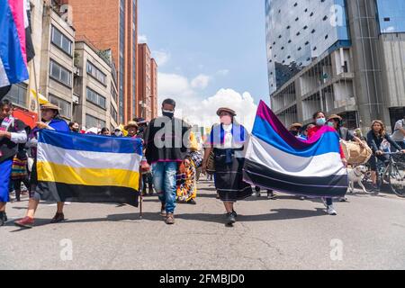 Bogotà, Colombia. 7 maggio 2021. Gli indigeni Misak di Bogotà sostengono lo sciopero nazionale Credit: Daniel Garzon Herazo/ZUMA Wire/Alamy Live News Foto Stock