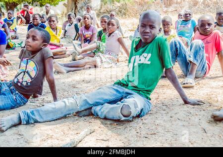 Lusaka, Chongwe Village, Zambia, 06 maggio 2021, povera donna Zambiana che si prende cura di un bambino, sulle condizioni di povertà in Africa, vero e proprio povero villaggio Zambiano Foto Stock