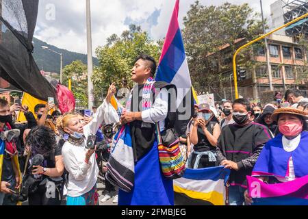 Bogotà, Colombia. 7 maggio 2021. Gli indigeni Misak di Bogotà sostengono lo sciopero nazionale Credit: Daniel Garzon Herazo/ZUMA Wire/Alamy Live News Foto Stock