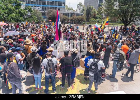 Bogotà, Colombia. 7 maggio 2021. Gli indigeni Misak di Bogotà sostengono lo sciopero nazionale Credit: Daniel Garzon Herazo/ZUMA Wire/Alamy Live News Foto Stock