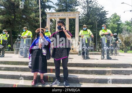 Bogotà, Colombia. 7 maggio 2021. Gli indigeni Misak di Bogotà sostengono lo sciopero nazionale Credit: Daniel Garzon Herazo/ZUMA Wire/Alamy Live News Foto Stock