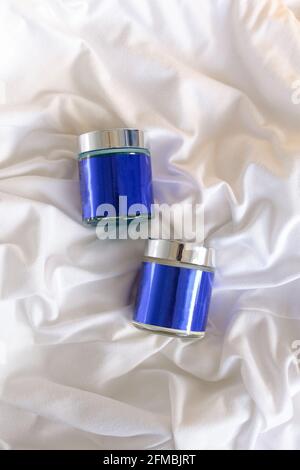 Vasetto rotondo in alluminio per cosmetici. Bottiglie cosmetiche in metallo. Contenitore pubblicitario fittizio vuoto con spazio per la copia. Foto Stock