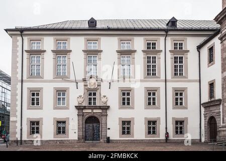 Innsbruck, Austria - 8 febbraio 2021: Porta d'ingresso della Facoltà di Teologia nella vecchia scuola di grammatica o presso la palestra Altes di Innsbruck, in Tirolo. Foto Stock