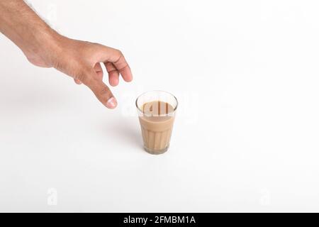 Chai. Tè indiano tradizionale su sfondo bianco. Foto Stock