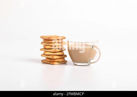 Concetto di colazione del mattino. tazza da tè e biscotti su sfondo bianco. Foto Stock