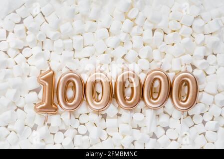 carta di 100000 follower. Modello per social network, blog. Sfondo con marshmallows bianchi. Banner per la celebrazione dei social media. 100.000 community online Foto Stock