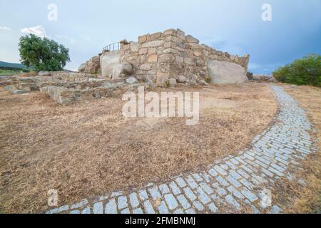 Sito archeologico di Hijovejo. Parete d'angolo sud-ovest. Recinzione romana fortificata sulla superficie in granito. Quintana de la Serena, Extremadura, Spagna Foto Stock