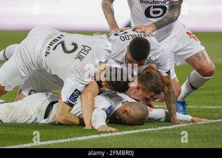 I giocatori di Lille festeggiano il gol durante la partita tra RC LENS e LILLE LOSC, Derby del nord, partita di campionato 1 UBER MANGIA allo stadio Bollaert-Delelis, il 7 maggio 2021 a Lens, Francia. Foto di Loic BARATOUX/ABACAPRESS.COM Foto Stock