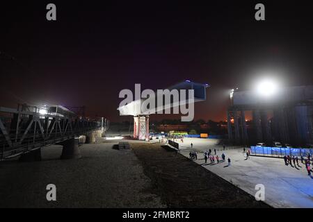 Pechino, Cina. 8 maggio 2021. Foto scattata all'inizio dell'8 maggio 2021 mostra il sito di costruzione di un ponte girevole lungo la ferrovia Pechino-Guangzhou del progetto di espansione della stazione ferroviaria di Fengtai a Pechino, capitale della Cina. La trave di questo ponte girevole ruotava di 33 gradi in senso antiorario il sabato fino alla sua posizione mirata, che gettava un terreno solido per il completamento del progetto di espansione prima della fine di quest'anno. Credit: Zhang Chenlin/Xinhua/Alamy Live News Foto Stock