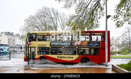 Brighton UK 8 maggio 2021 - UN autobus passa attraverso le acque alluvionali sulle strade intorno alla zona Valley Gardens di Brighton, come pioggia pesante passa attraverso la maggior parte delle parti della Gran Bretagna oggi, ma si prevede di riscaldarsi da domani nel Sud-Est : Credit Simon Dack / Alamy Live News Foto Stock