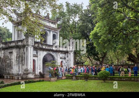 Campanile e ingresso, vista posteriore, Tempio Confuciano, Văn Miếu, noto anche come Tempio della Letteratura, Hanoi, Vietnam Foto Stock