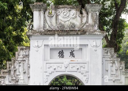Thanh Duc porta, porta di virtù compiuta, ingresso al secondo cortile, Tempio Confuciano, Văn Miếu, aka Tempio della Letteratura, Hanoi, Vietnam Foto Stock