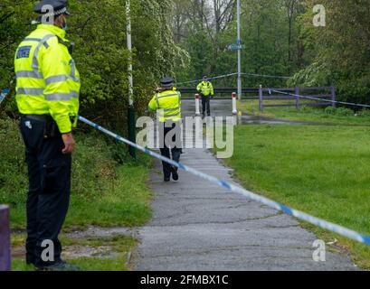 Harold Hill Romford, Regno Unito. 8 maggio 2020. Doppio pugnale con un presunto omicidio a Harold Hill a pochi metri di distanza dall'omicidio di Jodie Chesney. Una persona è stata arrestata per omicidio (questa è la scena del secondo presunto pugnalato). Credit: Ian Davidson/Alamy Live News Foto Stock