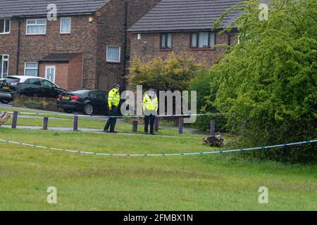 Harold Hill Romford, Regno Unito. 8 maggio 2020. Doppio pugnale con un presunto omicidio a Harold Hill a pochi metri di distanza dall'omicidio di Jodie Chesney. Una persona è stata arrestata per omicidio (questa è la scena del secondo presunto pugnalato). Credit: Ian Davidson/Alamy Live News Foto Stock