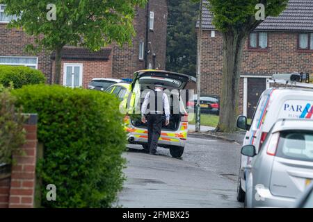 Harold Hill Romford, Regno Unito. 8 maggio 2020. Doppio pugnale con un presunto omicidio a Harold Hill a pochi metri di distanza dall'omicidio di Jodie Chesney. Una persona è stata arrestata per omicidio (questa è la scena del secondo presunto pugnalato). Credit: Ian Davidson/Alamy Live News Foto Stock