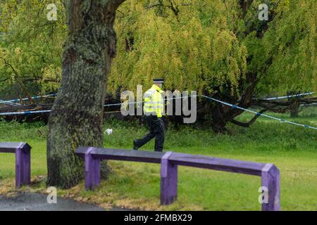 Harold Hill Romford, Regno Unito. 8 maggio 2020. Doppio pugnale con un presunto omicidio a Harold Hill a pochi metri di distanza dall'omicidio di Jodie Chesney. Una persona è stata arrestata per omicidio (questa è la scena del secondo presunto pugnalato). Credit: Ian Davidson/Alamy Live News Foto Stock