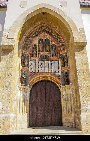 Zagabria, Croazia, Republika Hrvatska, Europa. Zagabria. Chiesa di San Marco (Crkva sv. Marka), l'esterno della chiesa. Il portale sud della chiesa con quindici statue, undici di pietra e quattro di legno: Presentano San Marco con il leone, protettore della città, Maria con il bambino Gesù, Giuseppe e i dodici apostoli. Foto Stock