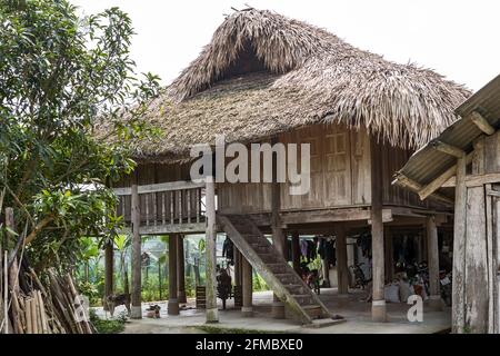 PA allora villaggio di minoranza, casa di design tradizionale di legno, provincia ha Giang, Vietnam Foto Stock