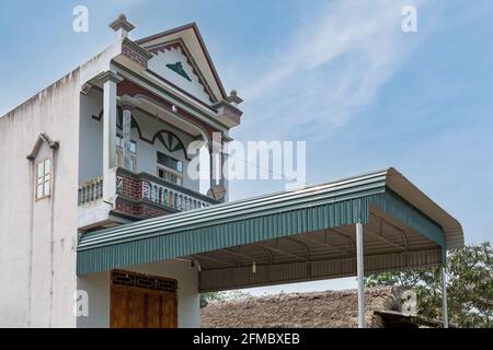 Famiglia più benestante che utilizza materiali da costruzione moderni, Pa allora villaggio di minoranza, provincia ha Giang, Vietnam Foto Stock