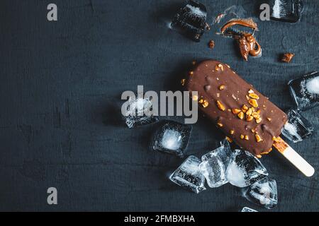 Barrette di cioccolato per gelato su sfondo nero Foto Stock