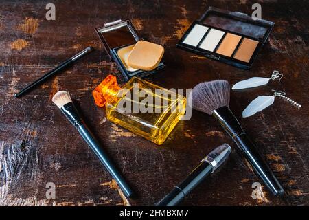 Cosmetici e bottiglie di profumo per donna Foto Stock