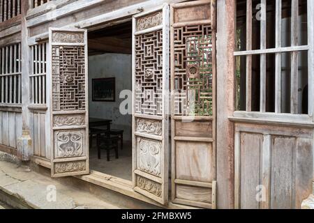 Schermo dal primo cortile che guarda alla prima stanza, la famiglia reale di Vuong, in stile Dinastia Qing, il palazzo reale di H'mong, la valle di SA Phin, il quartiere di Dong Van Foto Stock