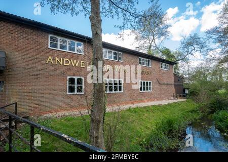 Andwell Brewing Company, una micro birreria lungo il fiume nella frazione di Andwell in Hampshire, Inghilterra, Regno Unito Foto Stock