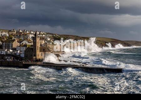 Porthleven; Storm; Cornovaglia; Regno Unito Foto Stock