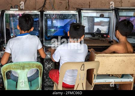 Giocatori di computer, povero distretto di Manila, Filippine Foto Stock