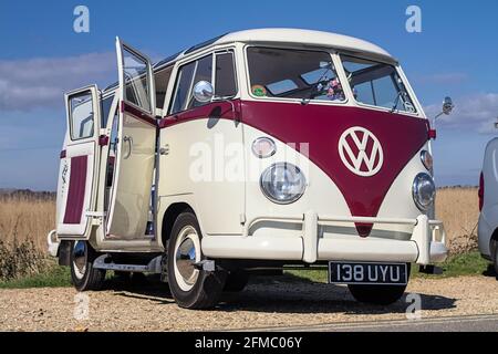 Vista laterale DI UN Volkswagen 1960, Volkswagon, VW, tipo 1 21 trasportatore di finestre, microbus, Campervan, Kombi con parabrezza diviso e porte laterali aperte Foto Stock