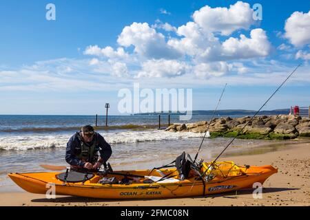 Preparatevi a pescare in kayak in mare a Poole, Dorset UK a maggio Foto Stock