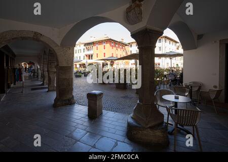 Cividale del Friuli, Italia. 5 maggio 2021. Vista degli antichi portici di Piazza Paolo Diacono nel centro della città Foto Stock