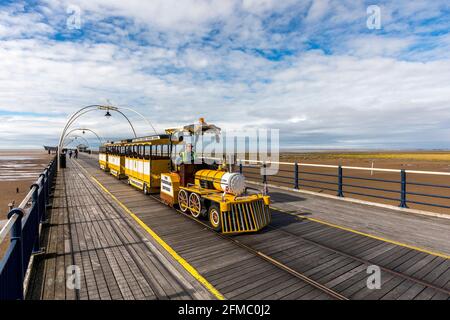 Molo di Southport; treno; Merseyside; Regno Unito Foto Stock